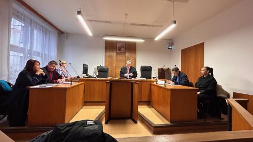 Okresní soud v Náchodě potrestal matku školáka za fyzické napadení učitelky