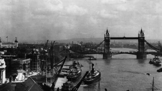 Pohled na londýnský Tower Bridge z budovy BBC