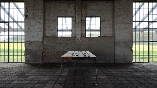 Originální regionální architektura: stůl z trámů