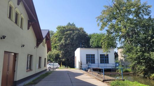 Historické budovy bělidla a strojovna pohánějící dnes vodní elektrárnu