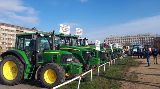 Na Letnou přijelo protestovat i několik zemědělců se svými traktory