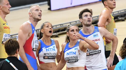 Patrik Šorm, Tereza Petržilková, Lada Vondrová a Matěj Krsek zjišťují, že mají bronz z mistrovství světa