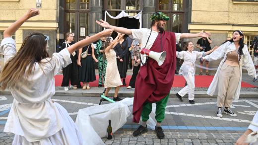 Bujarý průvod v duchu starořeckých slavností zahájil akademický rok na Divadelní fakultě Janáčkovy akademie múzických umění v Brně, 27. září 2023