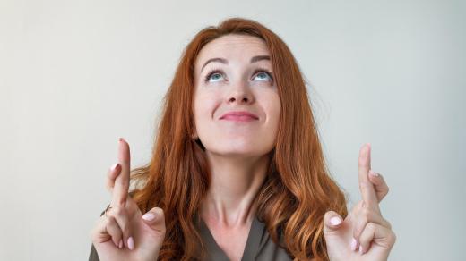 Žena, štěstí, zkřížené prsty, přání, modlitba, řeč těla. Ilustrační foto