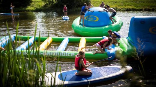 Děti si mohou vyzkoušet i paddle boardy