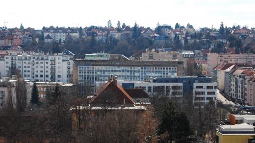 Pohled na břevnovskou polikliniku Pod Marjánkou z Talichovy ulice