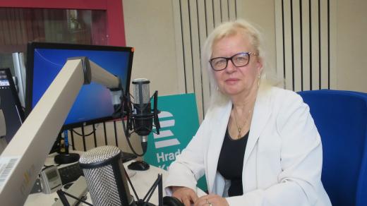 Sylvie Dusilová Sulková ve studiu Českého rozhlasu Hradec Králové