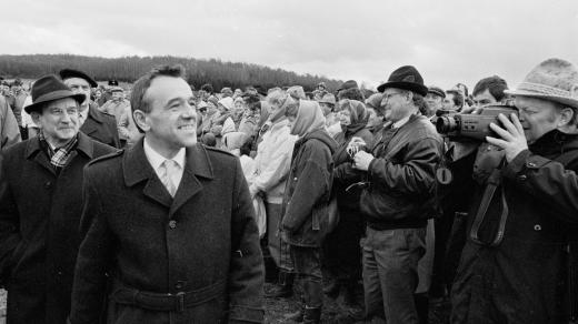 Ministr vnitra Richard Sacher na hraničním přechodu v Nemanicích, 1990