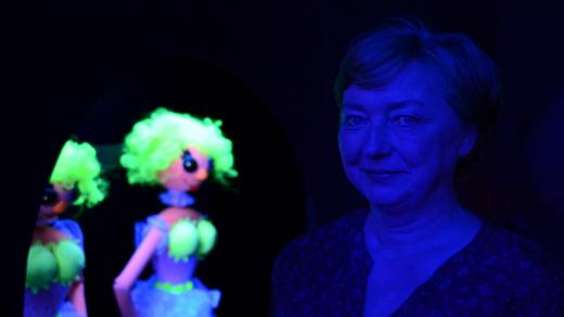 Simona Chalupová v expozici luminiscenčního divadla
