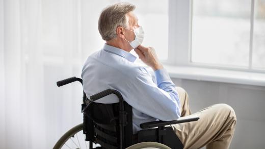 Senior, invalidní vozík, rouška, covid, koronavirus