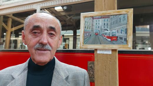 Milan Mikešu u jednoho ze svých obrazů s tématikou pražské MHD