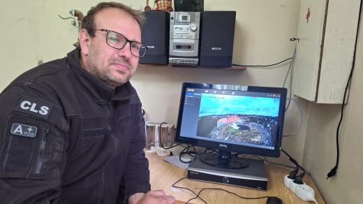 Učitel Pavel Varnuška a záběry z hnízda čápů v Bavorově