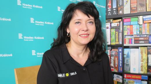 Pavla Gomba hostem u mikrofonu Lady Klokočníkové v rozhlasové kavárně