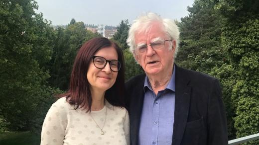 Alena Blažejovská a Jan Erik Vold na zahradě vily Tugendhat