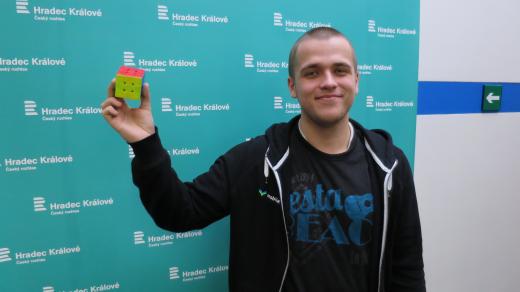Speedcuber Matěj Grohmann ve  studiu Českého rozhlasu Hradec Králové