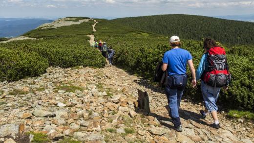 Turisté na Cestě česko-polského přátelství v Krkonoších