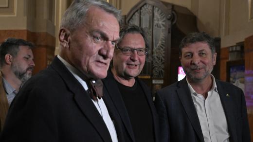 Vyjednávání o koalici na pražském magistrátu. Zleva David Kašpar (STAN), Bohuslav Svoboda (ODS), Petr Hlaváček (STAN) a Jan Lacina (STAN)