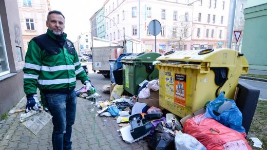 Čistá Plzeň douklízí kolem kontejnerů