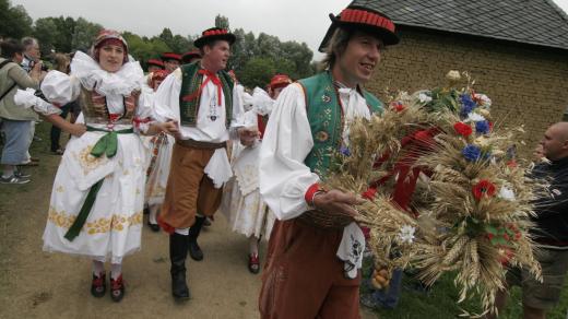 Dožínky s krojovaným průvodem v areálu skanzenu ve Strážnici (2011)