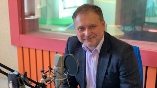 Jan Holásek ve studiu Českého rozhlasu Hradec Králové