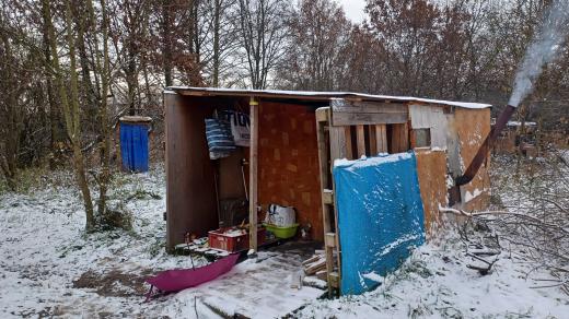 Přístřešek lidí bez domova v osadě v Pardubicích