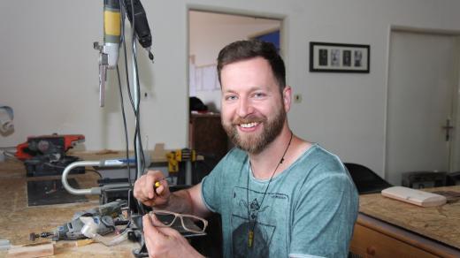 Designér a výrobce dřevěných brýlí Ondřej Bek