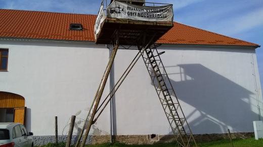 Pozorovatelna Pohraniční stráže minulého režimu jako vstupní ukázka celé expozice Muzea vysídlení Novohradska