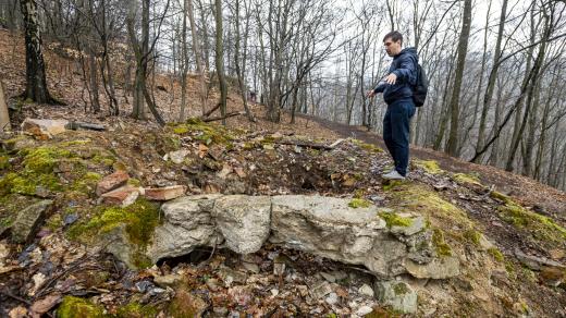 Vít Musílek nad troskami takzvané Ústecké hvězdárny v Telnici-Liboňově poblíž Ústí nad Labem