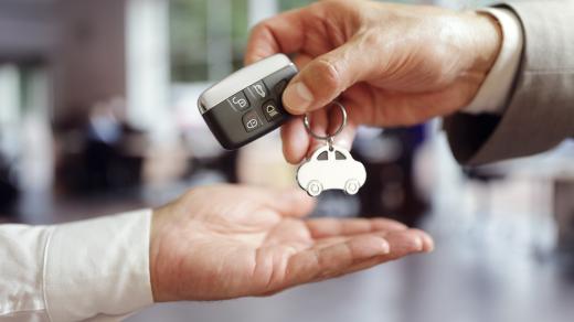 Nákup auta v autosalonu (ilustrační foto)