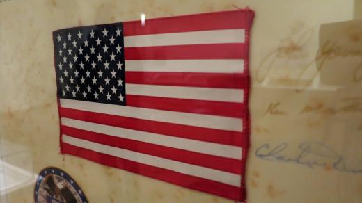 Faksimile vlajky Spojených států amerických, která navštívila Měsíc