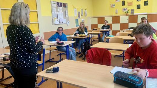 Ve školách se stále častěji objevuje tandemová výuka. Dva učitele ve třídě si pochvalují i v Náchodě