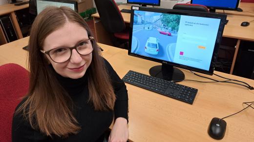 Lektorka Beáta Suriaková u nových testů pro autoškoly, které jsou zatím ve formě návrhu