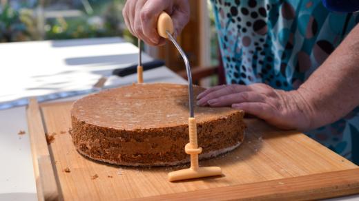 Upečený korpus rozřežeme