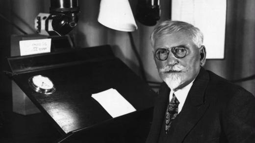 Alfons Mucha v rozhlasovém studiu (1932)