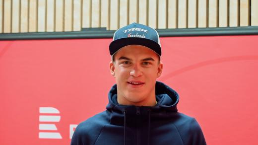 Cyklista Mathias Vacek ve studiu Radiožurnálu Sport