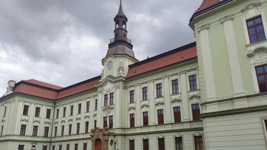 Stará gymnaziální budova, v které sídlí Ekonomické lyceum a učí se zde obor Informační technologie
