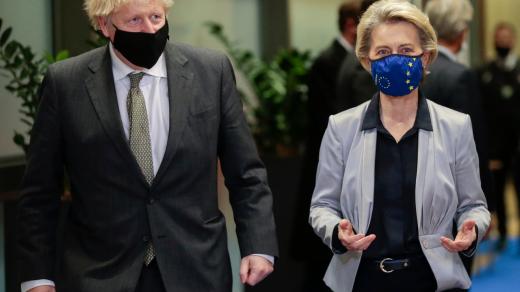 Boris Johnson a Ursula von der Leyenová během jednání o brexitu