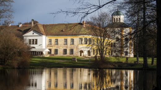 Zámek v Cholticích