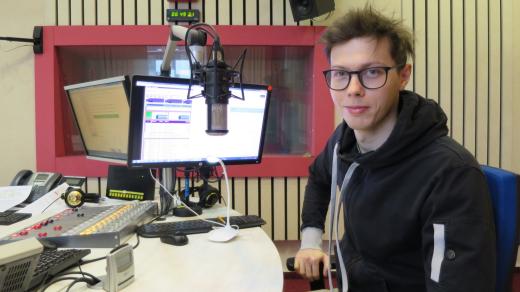 Tomáš Tuček ve studiu Českého rozhlasu Hradec Králové