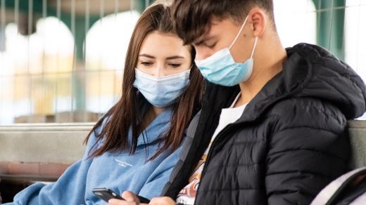 Mladý pár na nádraží v Pardubicích