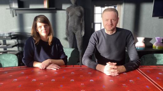 Eva a Lukáš Blažkovi v budově Telegraph. Stůl s motivy hanáckého šátku
