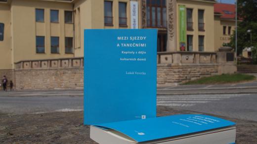 Kniha Mezi sjezdy a tanečními