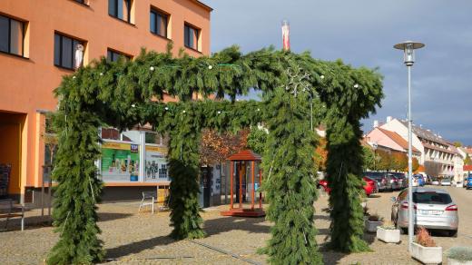 Obří adventní věnec má v průměru sedm metrů a je čtyři metry vysoký