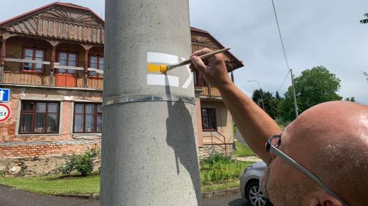 Členové Českého klubu turistů na Náchodsku obnovují značky v terénu a připravují i nové trasy
