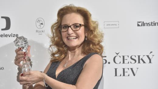 Cenu za nejlepší masky převzala Andrea McDonald za film Milada