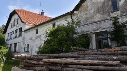 Původní statek rodu Tmějů na Pohoře dodnes nese ve štítě kamennou desku připomínající starobylost tohoto rodu