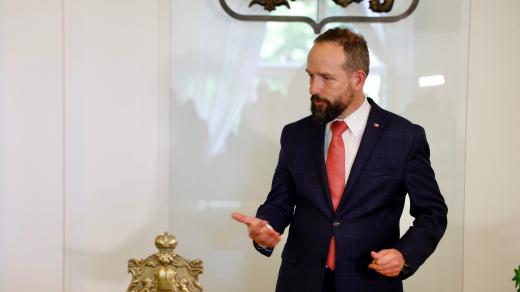 Primátor Ostravy Tomáš Macura (ANO) při předávání svícnu