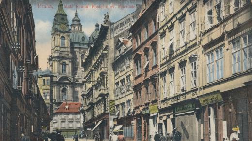 Malá Strana – Ulice k mostu, dnes ulice Mostecká, kostel u sv. Mikuláše, kolem roku 1919