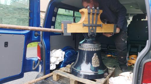 Návrat zvonu do kostela v Popovičkách u Prahy