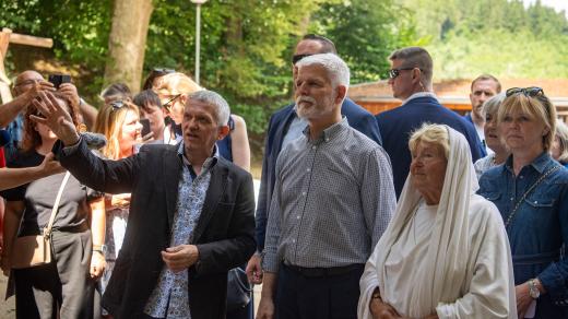 Prezident Petr Pavel v Hořicích na Šumavě, vlevo starosta Martin Madej, vpravo představitelka Marie v pašijových hrách Marie Soukupová